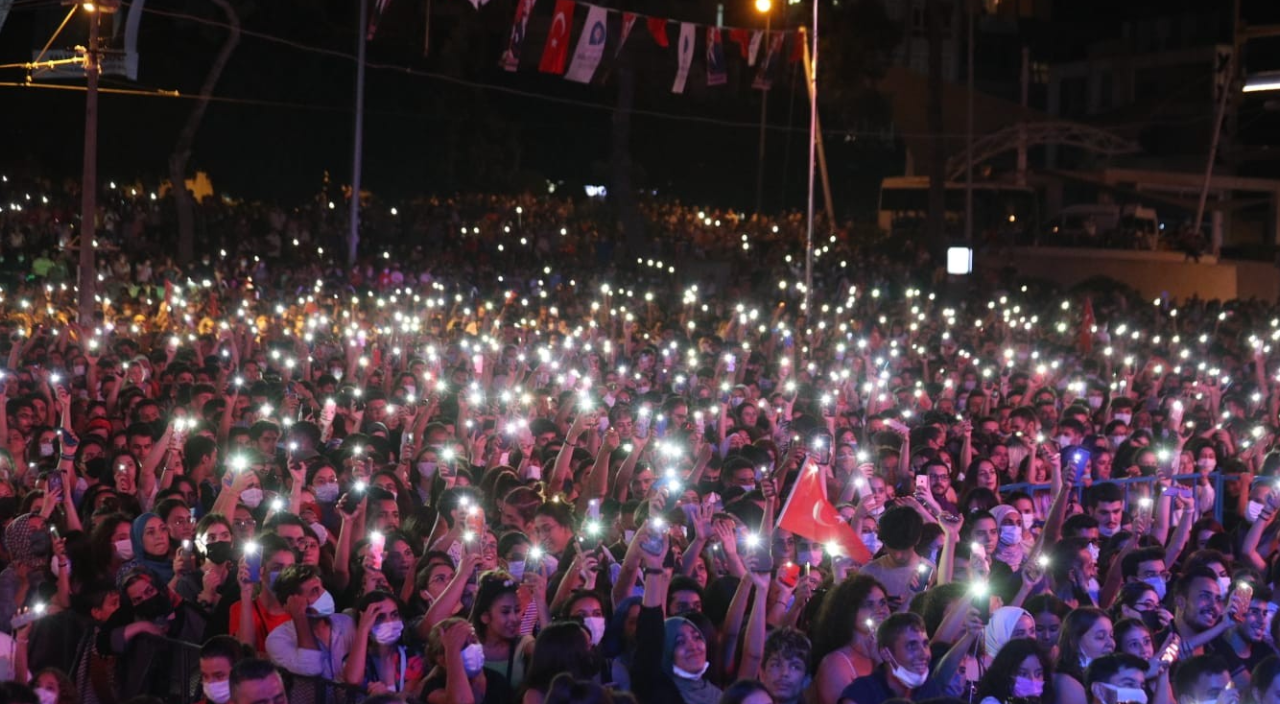 Edis ve Ali Atay şarkılarıyla Antalya'da şov yaptı!